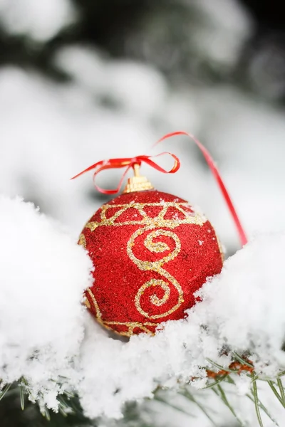 Röd boll på snön — Stockfoto