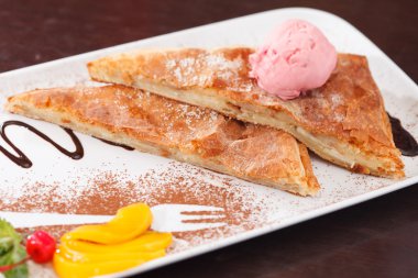 Elmalı turta ve dondurma.