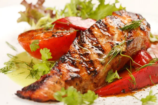 Bife de salmão com legumes — Fotografia de Stock