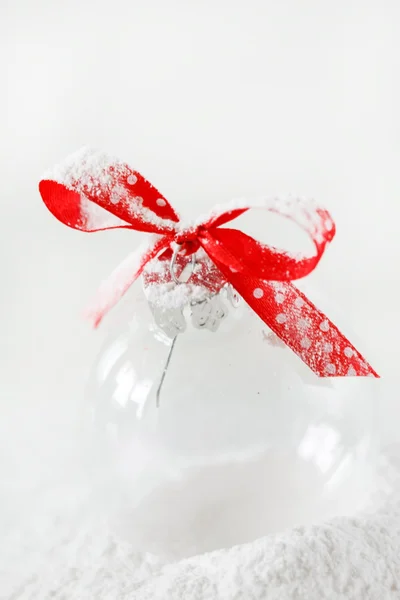 Świąteczna piłka na śniegu — Zdjęcie stockowe