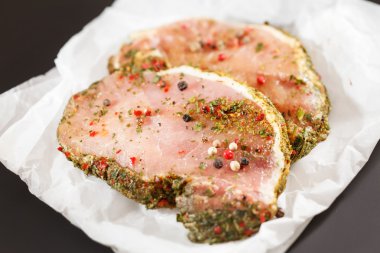 pişmemiş domuz eti ile baharat