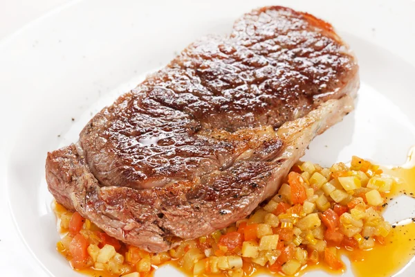 Filete a la parrilla con verduras — Foto de Stock