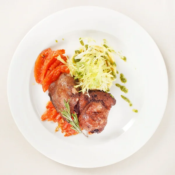 Ente mit Salat — Stockfoto