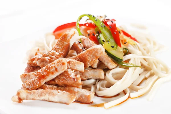 Meat with noodles and vegetables — Stock Photo, Image