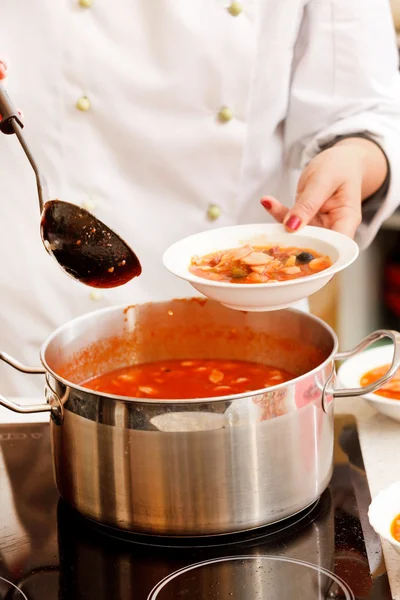 Kock Matlagning seljanka i köket — Stockfoto