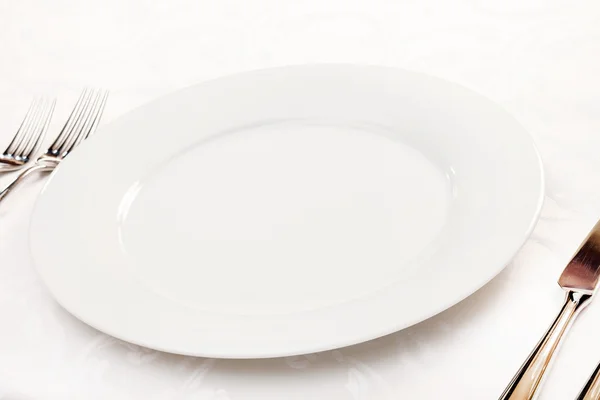 Vit tom platta med gaffel och kniv — Stockfoto