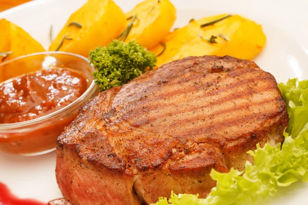 Steak met aardappelen — Stockfoto