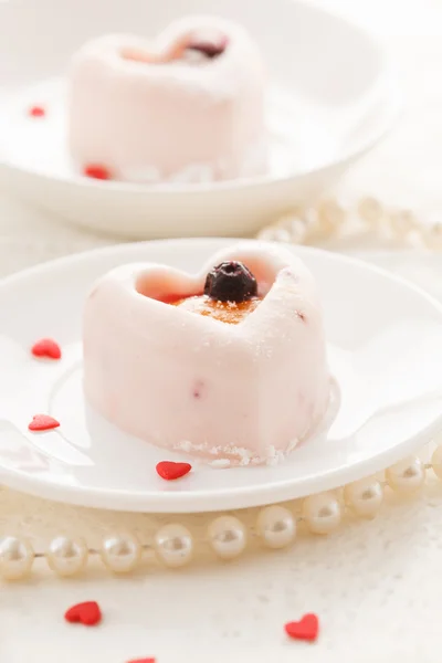 Heart-shaped dessert for Valentine's Day — Stock Photo, Image