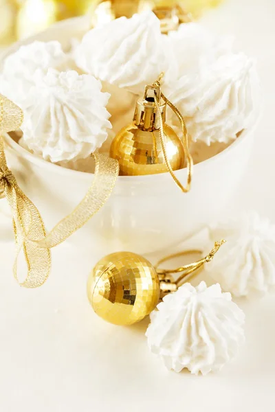 Bolinhos de merengue na mesa de Natal — Fotografia de Stock