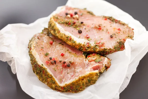 Carne de porc crud cu condimente — Fotografie, imagine de stoc