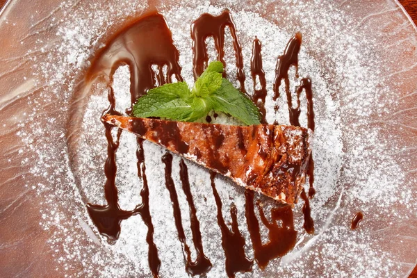 Torta di formaggio con salsa al cioccolato — Foto Stock