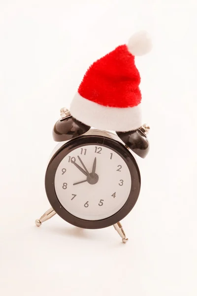 目覚まし時計クリスマスとサンタを帽子します。 — ストック写真