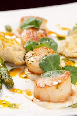 kuşkonmaz ile pişmiş tarak