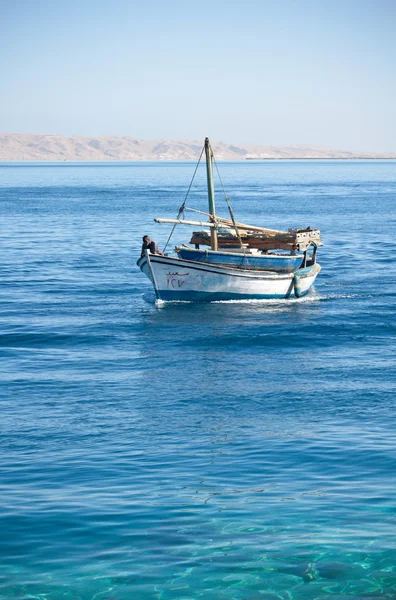 Yacht et eau bleue — Photo