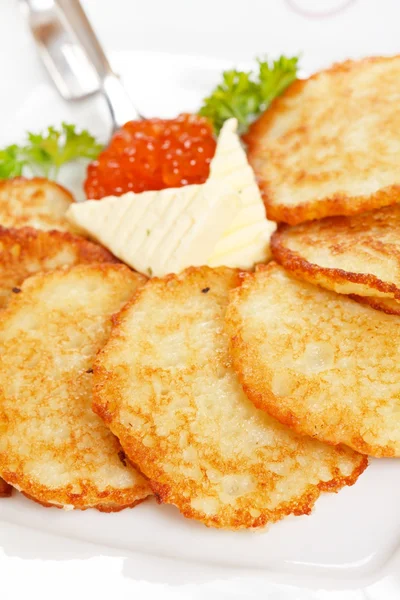 Pfannkuchen mit gebratenen Kartoffeln und Kaviar — Stockfoto