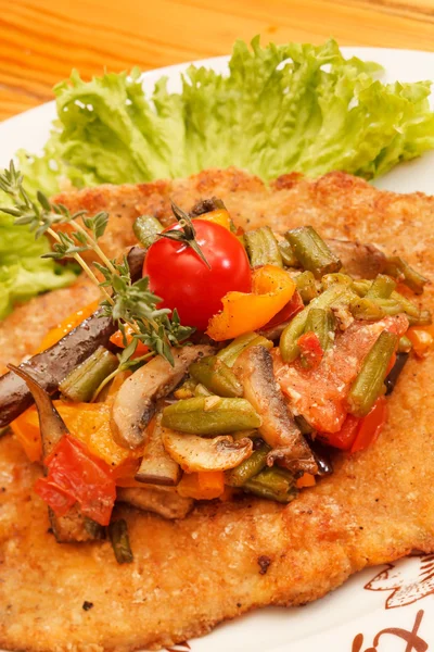 Schnitzel with vegetables — Stock Photo, Image