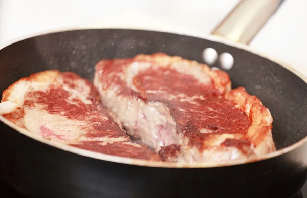 Bife de vaca em uma frigideira — Fotografia de Stock