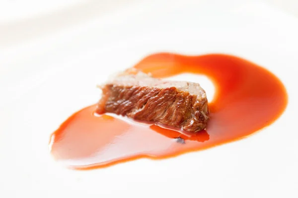Яловичий стейк з соусом — стокове фото
