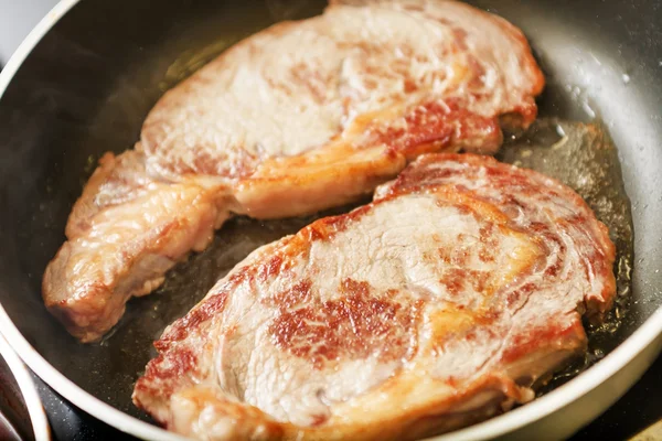 Beef steak in a frying pan — Stock Photo, Image