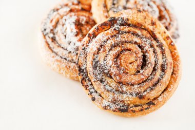 Yeni pişmiş tarçınlı rulo