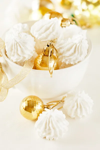 Meringue cookies op kerst tafel — Stockfoto