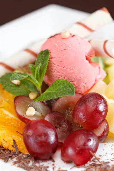 Dessert savoureux avec crème glacée et fruits — Photo