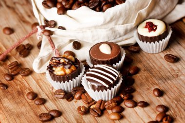 kahve çekirdekleri ile çikolatalı tatlılar