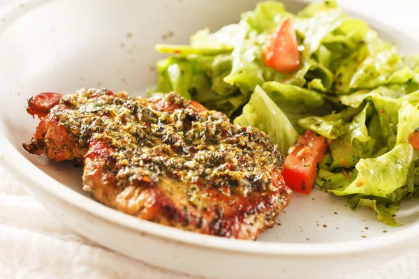 Bife grelhado com salada — Fotografia de Stock