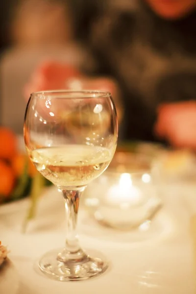 Masanın üzerine beyaz şarap — Stok fotoğraf