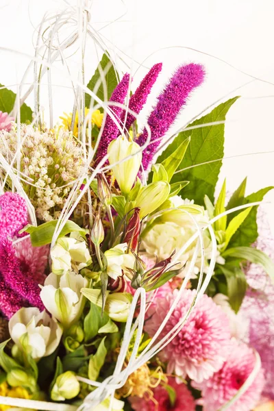 Boeket van kleurrijke bloemen — Stockfoto