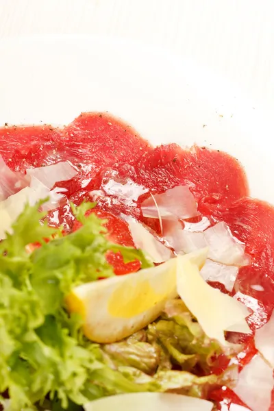 Mięso carpaccio z parmezanem — Zdjęcie stockowe