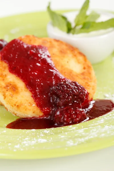 Cheese pancakes with sour cream and jam — Stock Photo, Image