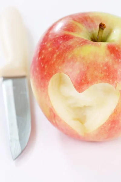Яблоко с сердцем — стоковое фото