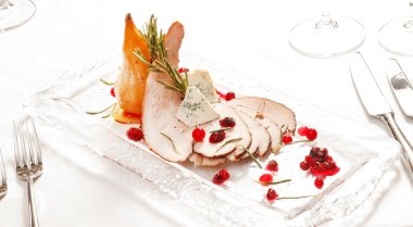 Kızılcık soslu ızgara et