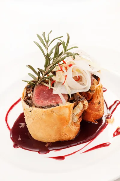 Fillet Wellington met verse kruiden — Stockfoto