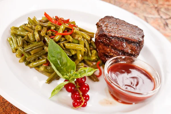 Grilled steak with vegetables — Stock Photo, Image