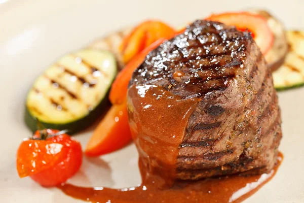 Filete con verduras a la parrilla — Foto de Stock