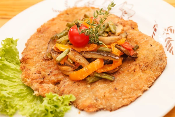 Schnitzel com legumes — Fotografia de Stock