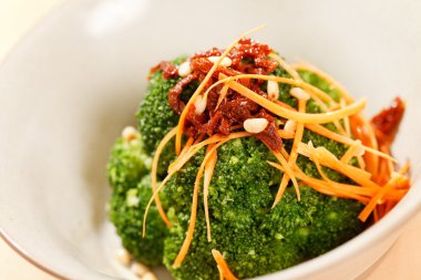 brokoli, havuç ve kurutulmuş domates ile