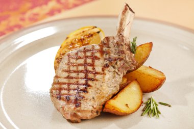 ızgara et pirzola patates ile