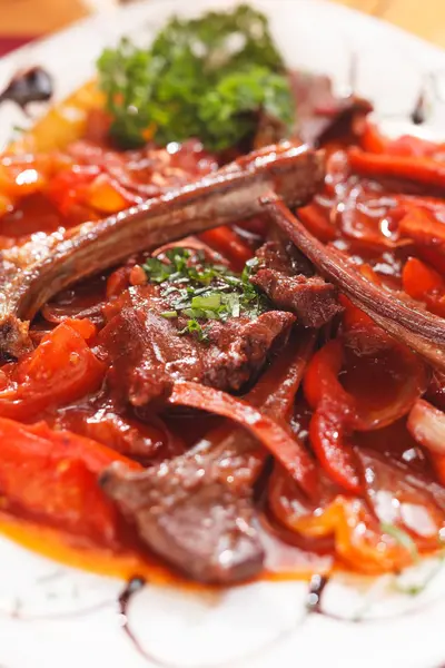 Grilled ribs with vegetables — Stock Photo, Image