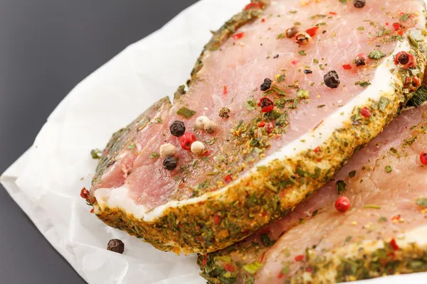 Carne crua de porco com especiarias — Fotografia de Stock