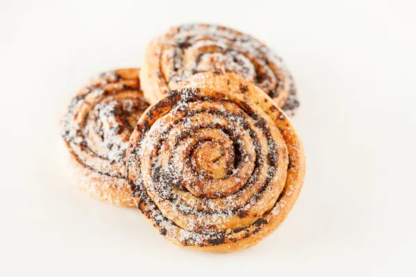 Frisch gebackene Zimtbrötchen — Stockfoto