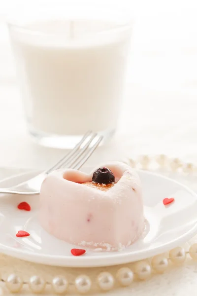Heart-shaped dessert for Valentines Day — Stock Photo, Image