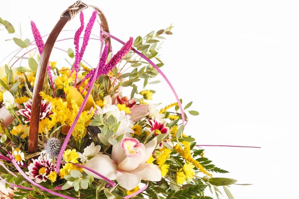 Bonitas flores en la cesta — Foto de Stock