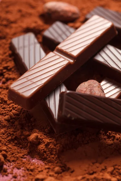Schokolade mit Kakaobohnen — Stockfoto