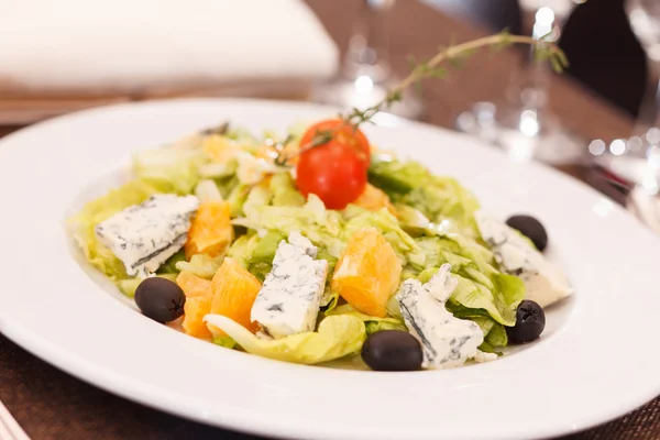 Salat mit Käse und Orange — Stockfoto