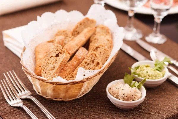 Pane croccante fresco in un cesto — Foto Stock