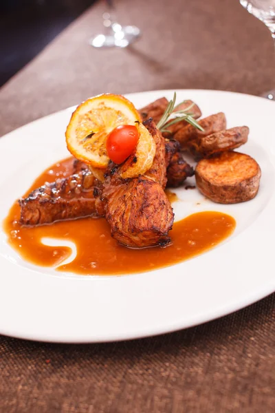 Chicken with roasted potatoes — Stock Photo, Image