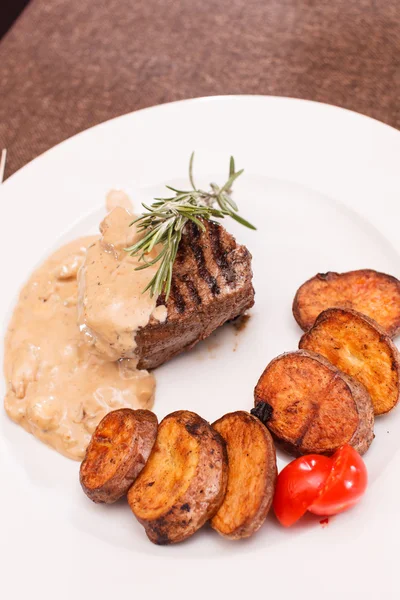 Steak de boeuf aux pommes de terre — Photo